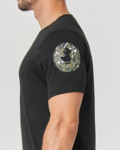 T-shirt nera mezza manica con logo bollo sulla manica