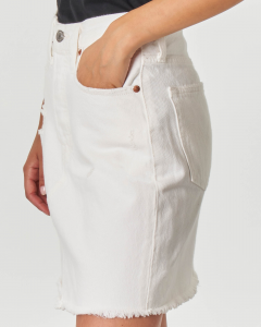 Minigonna in denim di cotone color bianco super chiaro con fondo tagliato a vivo
