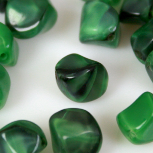 Perla organica vintage in pasta di vetro screziata verde chiaro e scuro, 10 mm