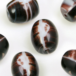 Perla ovoidale vintage in pasta di vetro screziata bianca e marrone, 12 mm