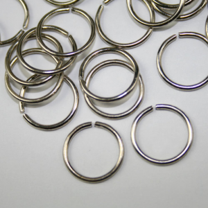 Ø8 mm nickel-plated ring for crystal, pearl and glass chains.