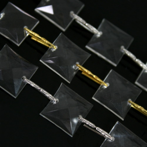 Catena ghirlanda di quadrucci 14 mm in cristallo acrilico colore puro, clip nickel, lunghezza 50 cm
