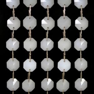Catena ottagoni 14 mm in cristallo bianco seta, lunghezza 50 cm. Clip nickel.