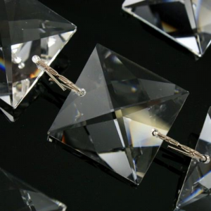 Catena quadrucci 26 mm cristallo Asfour, lunga 50 cm, clip nickel.