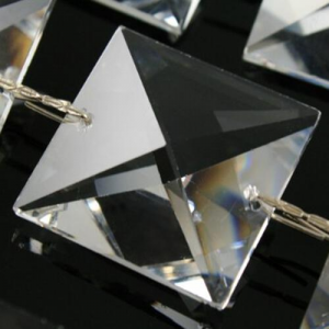 Catena quadrucci 28 mm cristallo Asfour, lunga 50 cm, clip nickel.