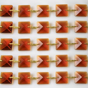 Catena quadrucci cristallo 14 mm - lunghezza 50 cm. Colore ambra - clip ottone.