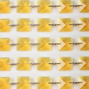 Catena quadrucci cristallo 16 mm - lunghezza 50 cm. Colore giallo - clip nickel.