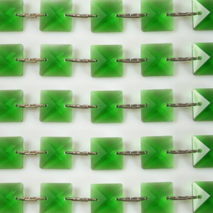 Catena quadrucci cristallo 16 mm - lunghezza 50 cm. Colore verde - clip nickel.