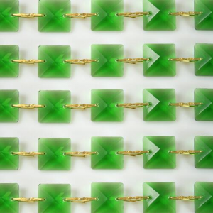 Catena quadrucci cristallo 16 mm - lunghezza 50 cm. Colore verde - clip ottone.