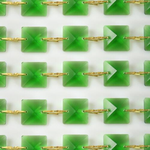 Catena quadrucci cristallo 18 mm - lunghezza 50 cm. Colore verde - clip ottone.