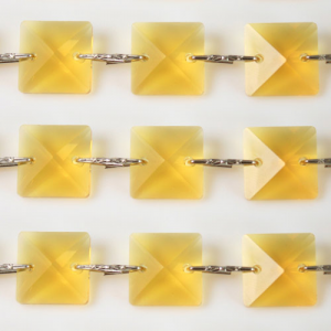Catena quadrucci cristallo 22 mm - lunghezza 50 cm. Colore giallo - clip nickel.