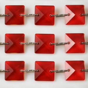 Catena quadrucci cristallo 22 mm - lunghezza 50 cm. Colore rosso - clip nickel.