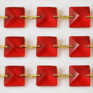 Catena quadrucci cristallo 22 mm - lunghezza 50 cm. Colore rosso - clip ottone.