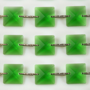 Catena quadrucci cristallo 22 mm - lunghezza 50 cm. Colore verde - clip nickel.