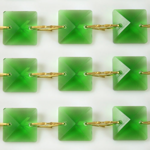 Catena quadrucci cristallo 22 mm - lunghezza 50 cm. Colore verde - clip ottone.