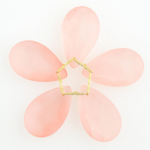 Fiore di cristalli sfaccettati colore rosa satinato Ø80 mm con clip oro, composizione decorativa