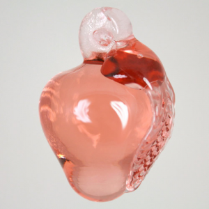 Frutto pendente vetro di Murano con codolo forato. Mela rosa in fogo.
