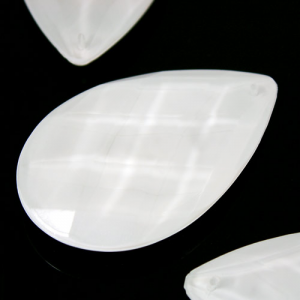 Mandorla 76 mm goccia pendente vetro sfaccettato color bianco latte