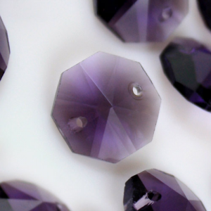 Ottagono 14 mm viola vetro cristallo molato 16 facce 2 fori.