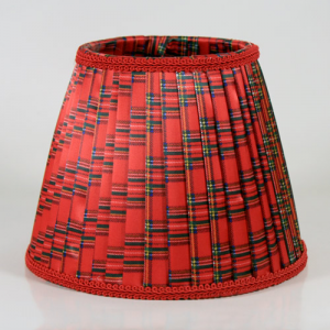 Paralume 20x12xh16 cm tronco cono in tessuto plissè con disegno scozzese color rosso. Attacco E14.