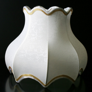Paralume 23x14x20 cm forma barocca color bianco pongè stampato e con passamaneria oro. Attacco E14