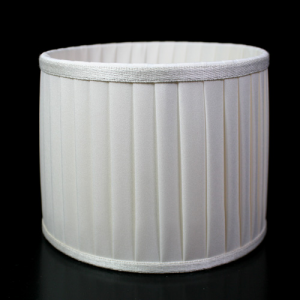 Paralume cilindro rivestito in ponge' color avorio passamaneria tono su tono, 15x12 cm. Attacco E14. Montatura bianca.