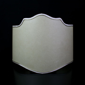 Paralume ventola pergamena color avorio con bordura bianco e oro. Attacco E27