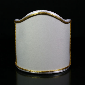 Paralume ventola tessuto ponge' color avorio con doppia bordura bianca e oro.