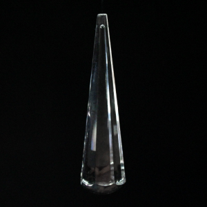 Pendaglio a prisma con punta tonda in cristallo molato e sfaccettato, 100 mm.