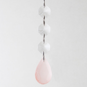 Pendente strenna pendente ottagoni cristallo trasparente e goccia mandorla satinata  rosa. Lunghezza 10 cm.