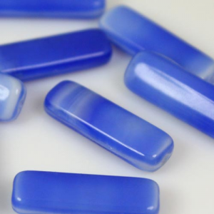 Perla allungata in pasta di vetro blu screziata bianco, 18 mm