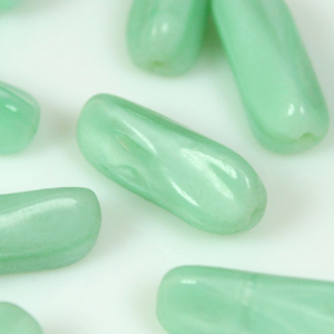 Perla allungata in pasta di vetro verde chiaro, 18 mm