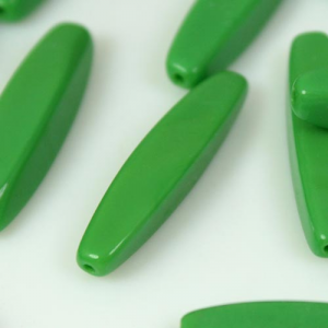 Perla allungata in pasta di vetro verde, 28 mm
