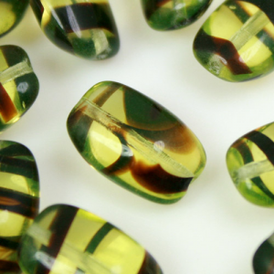 Perla allungata in vetro trasparente striata verde e marrone, 15 mm