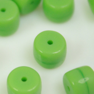 Perla cilindrica corta in pasta di vetro verde, 6 mm