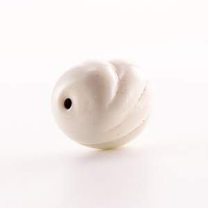 Perla di Murano melone tinta unita Ø18. Vetro bianco. Foro passante.