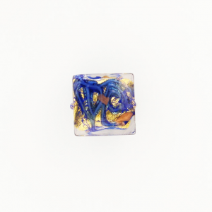 Perla di Murano quadrata Medusa Ø14. Vetro blu, foglia oro e avventurina. Foro passante.