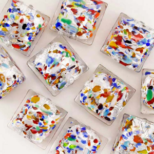 Perla di Murano quadrata per gioielli vetro, disegno puntini multicolor 18 mm. Vetro foglia argento e smalti colorati. Foro passante.