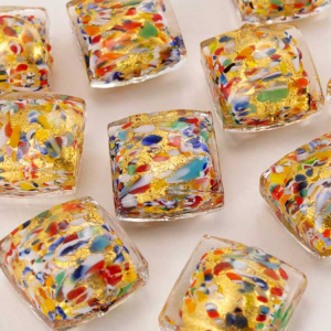 Perla di Murano quadrata per gioielli vetro, disegno puntini multicolor 18 mm. Vetro foglia oro e smalti colorati. Foro passante.