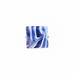 Perla di Murano schissa Fenicio Ø14. Vetro pervinca, lapis e avventurina blu. Foro passante.