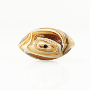 Perla di Murano schissa Fenicio Ø30. Vetro ambra, avorio, topazio e avventurina. Foro passante.
