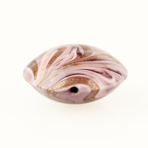 Perla di Murano schissa Fenicio Ø30. Vetro rosa e avventurina. Foro passante.