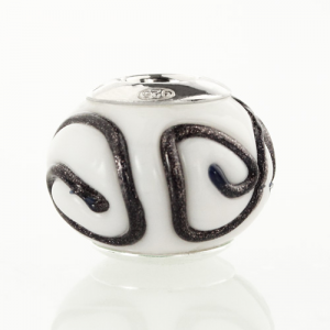 Perla di Murano stile Pandora Vortice Ø13. Vetro bianco e nero. Borchia argento 925. Foro passante.