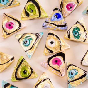 Perla di Murano triangolare per gioielli vetro, disegno Mirò 25 mm. Vetro murrina foglia oro e smalti colorati. Foro passante.