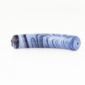 Perla di Murano tubo curvo Fenicio Ø10x48. Vetro pervinca, lapis e avventurina blu. Foro passante.