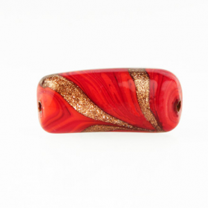 Perla di Murano tubo curvo Fenicio Ø9x23. Vetro rosso chiaro, rosso scuro e avventurina. Foro passante.