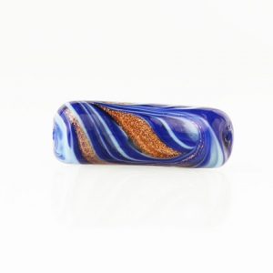 Perla di Murano tubo curvo Fenicio Ø9x23. Vetro blu lapis, azzurro e avventurina. Foro passante.