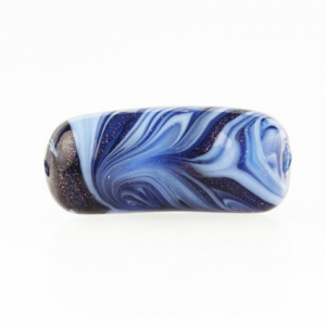 Perla di Murano tubo curvo Fenicio Ø9x23. Vetro pervinca, lapis e avventurina blu. Foro passante.