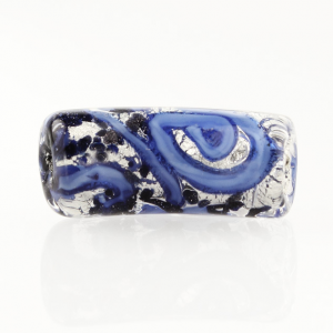 Perla di Murano tubo curvo Medusa Ø9x22. Vetro blu, foglia argento e avventurina blu. Foro passante.