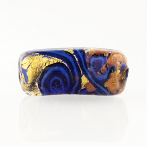 Perla di Murano tubo curvo Medusa Ø9x22. Vetro blu, foglia oro e avventurina blu. Foro passante.